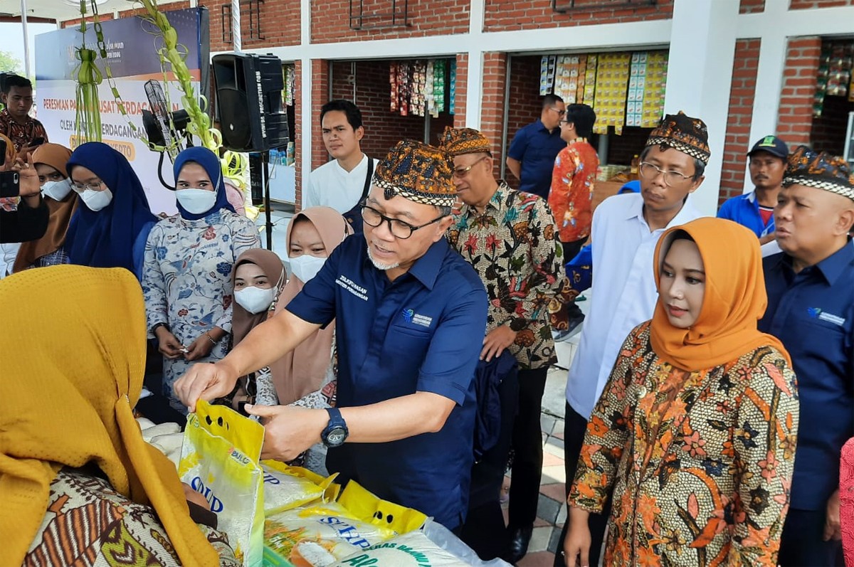 Mendag Zulkiflo Hasan didampingi Ning Ita menyaksikan produk UMKM usai meresmikan Pasar Ketidur. (foto: Achmad SUpriyadi/jatimnow.com)