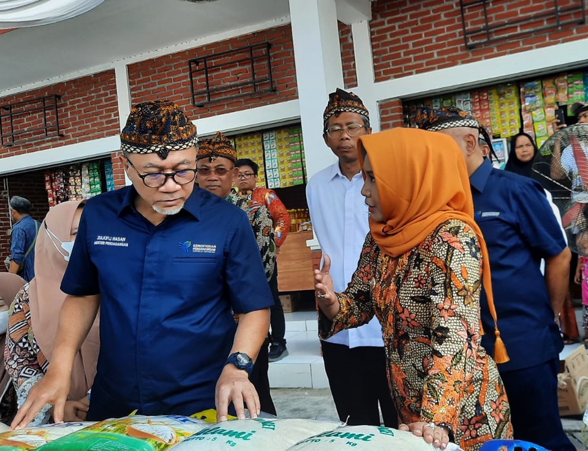Mendag Zulkifli Hasan berdiskusi dengan Ning Ita terkait produk pangan di sela peresmian Pasar Ketidur. (foto: Achmad Supriyadi/jatimnow.com)