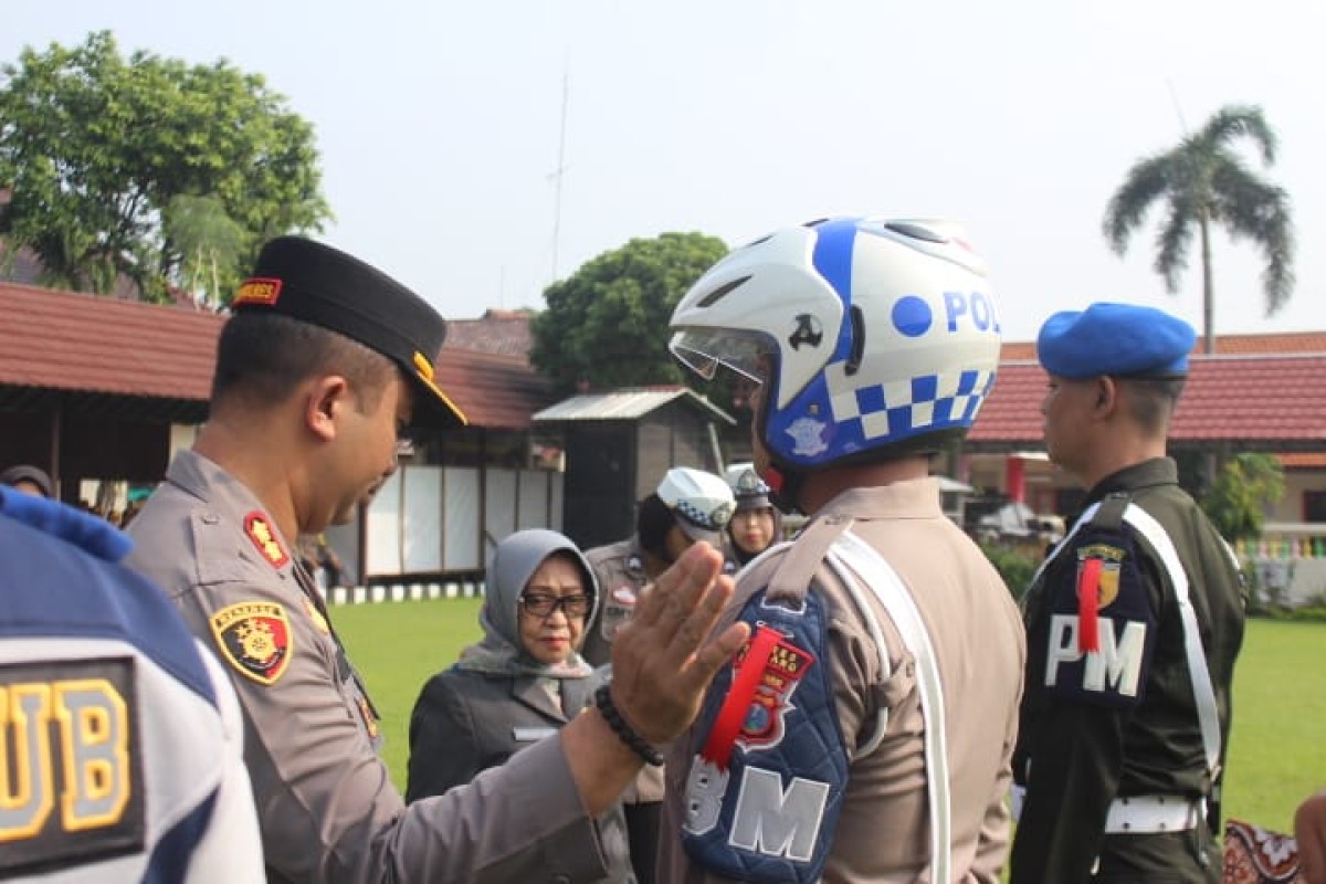 Kapolres Jombang AKBP Moh Nurhidayat mendampingi Bupati Jombang Mundjidah Wahab saat inspeksi apel Operasi Ketupat Semeru. (foto: Elok Aprianto/jatimnow.com)