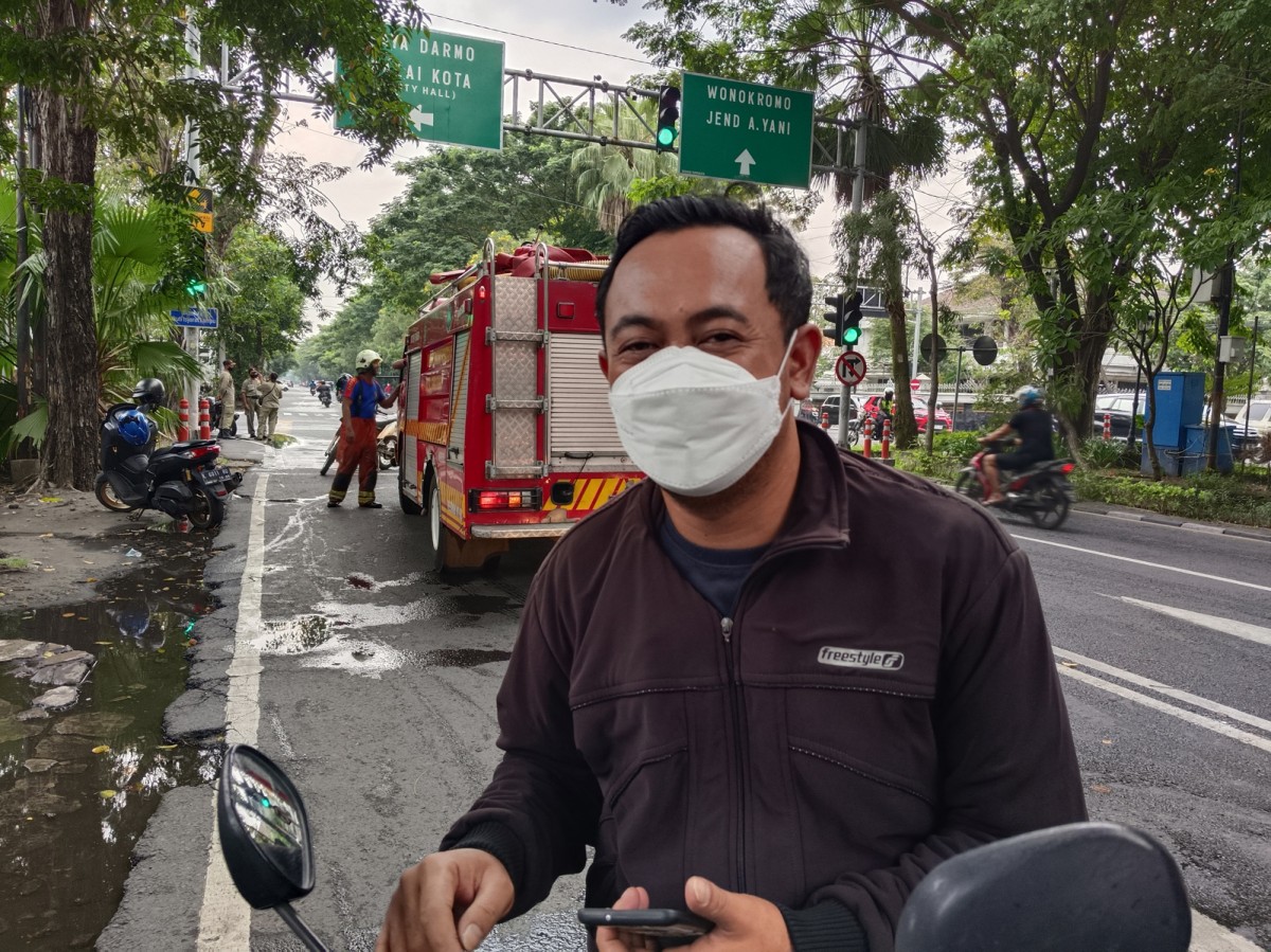 Wanda, sopir pribadi di salah satu rumah elite samping Apotek Kimia Farma Jalan Diponegoro Surabaya yang terbakar