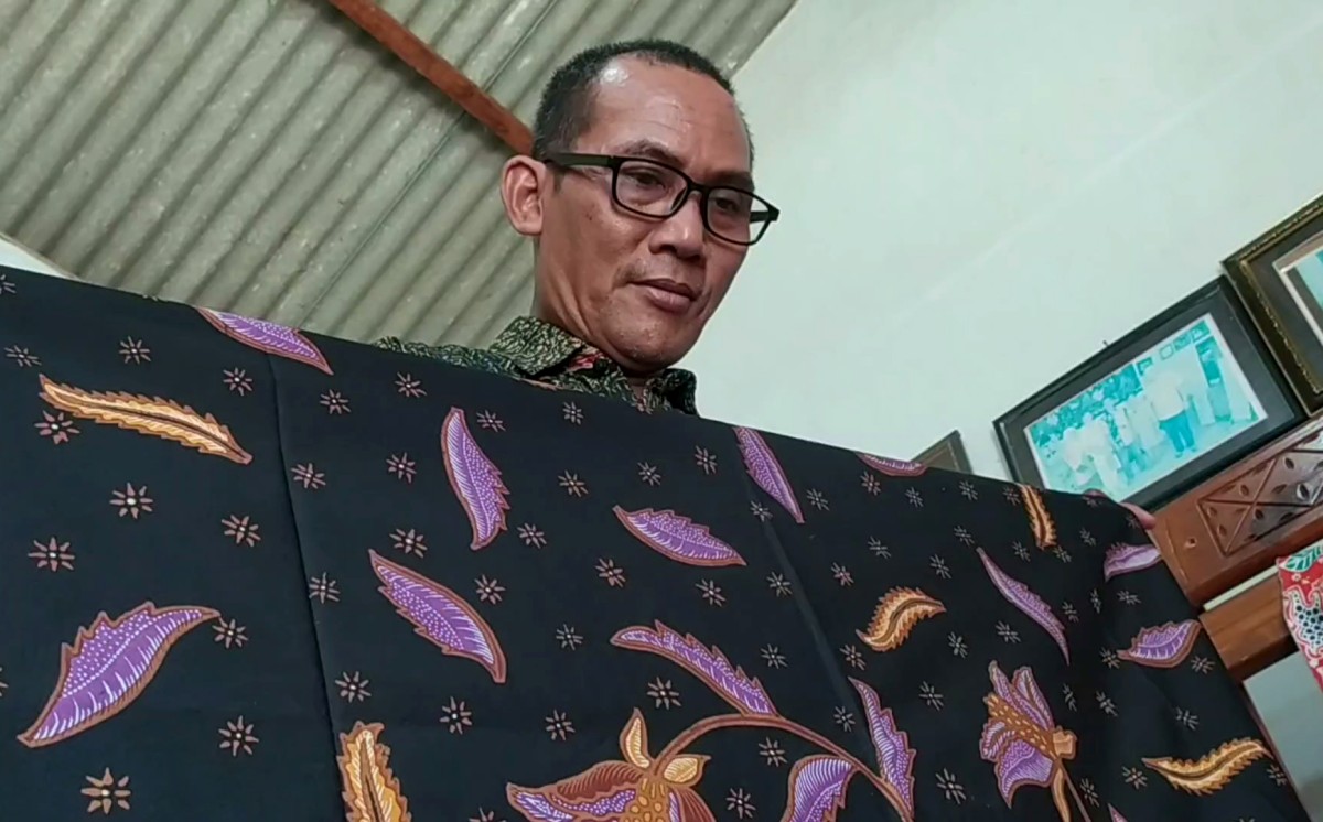 Sutrisno menunjukkan ciri khas batik sarimbit buatannya. (foto: Elok Aprianto/jatimnow.com)