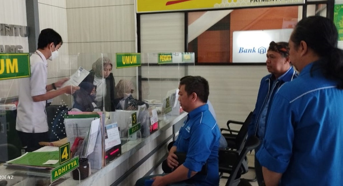 Ketua Partai Demokrat Kota Batu, Hendra Angga Sonata menyerahkan surat ke PN Malang (Foto: Galih Rakasiwi/jatimnow.com)