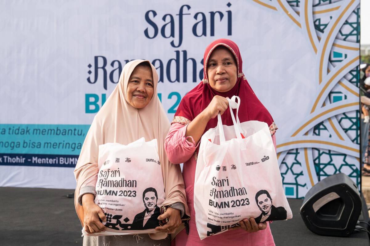 Kementerian BUMN dan SIG menyediakan 1000 paket sembako murah pada kegiatan Safari Ramadan BUMN 2023, di halaman Kantor Kecamatan Pamulang, Tangsel