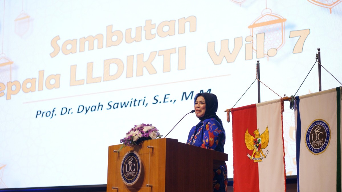 Kepala LLDIKTI Wilayah VII, Prof. Dr. Dyah Sawitri, S.E., M.M. menyampaikan sambutan di acara Selebrasi pencapaian Universitas Ciputra Surabaya.