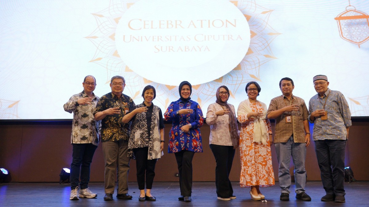Kepala LLDIKTI WIlayah VII bersama Wakil Rektor 2, Rektor, Wakil rektor 3, Wakil Rektor 2, Ketua Program Pasca Sarjana UC, Head, Medical Doctor Profession Education. (dari kiri ke kanan).
