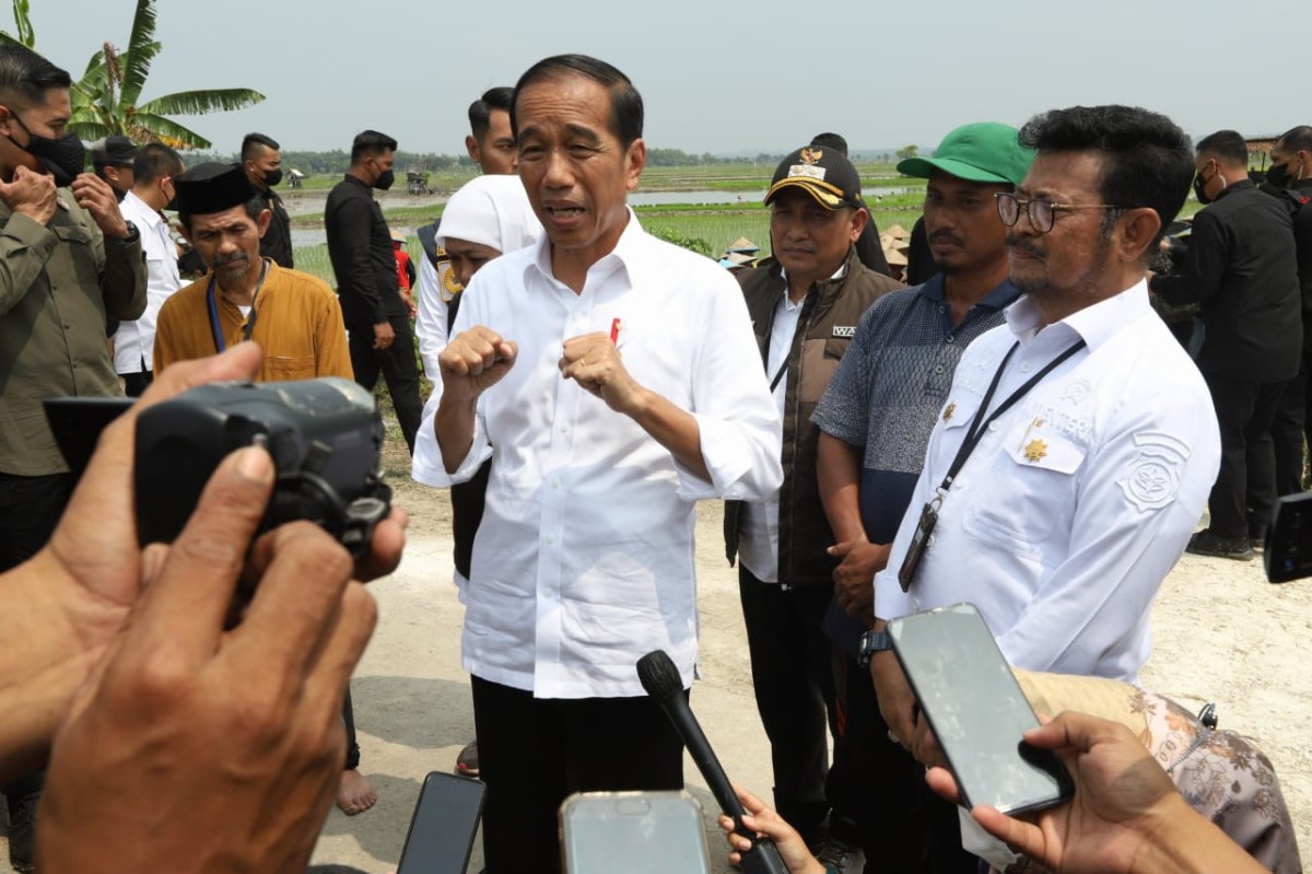 Presiden Joko Widodo didampingi Menteri Pertanian Syahrul Yasin Limpo saat berada di Tuban. (Foto: Kominfo for jatimnow.com)