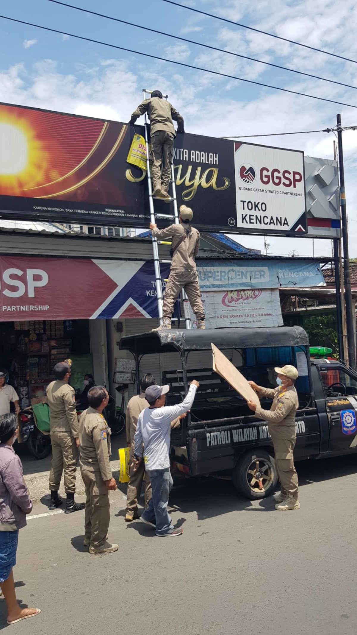 Reklame toko yang tidak mengantongi izin disegel. (Foto: Satpol PP Kota Mojokerto for jatimnow.com)