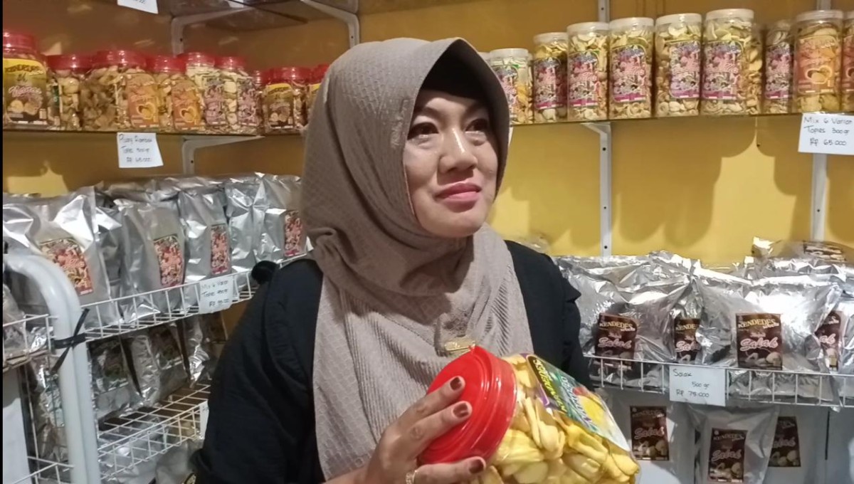 Lilik Sumarlik menunjukkan keripik buah produksinya
