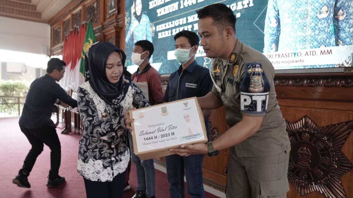 Ning Ita saat menyerahkan infaq ke non ASN. (Foto: Achmad Supriyadi/jatimnow.com)