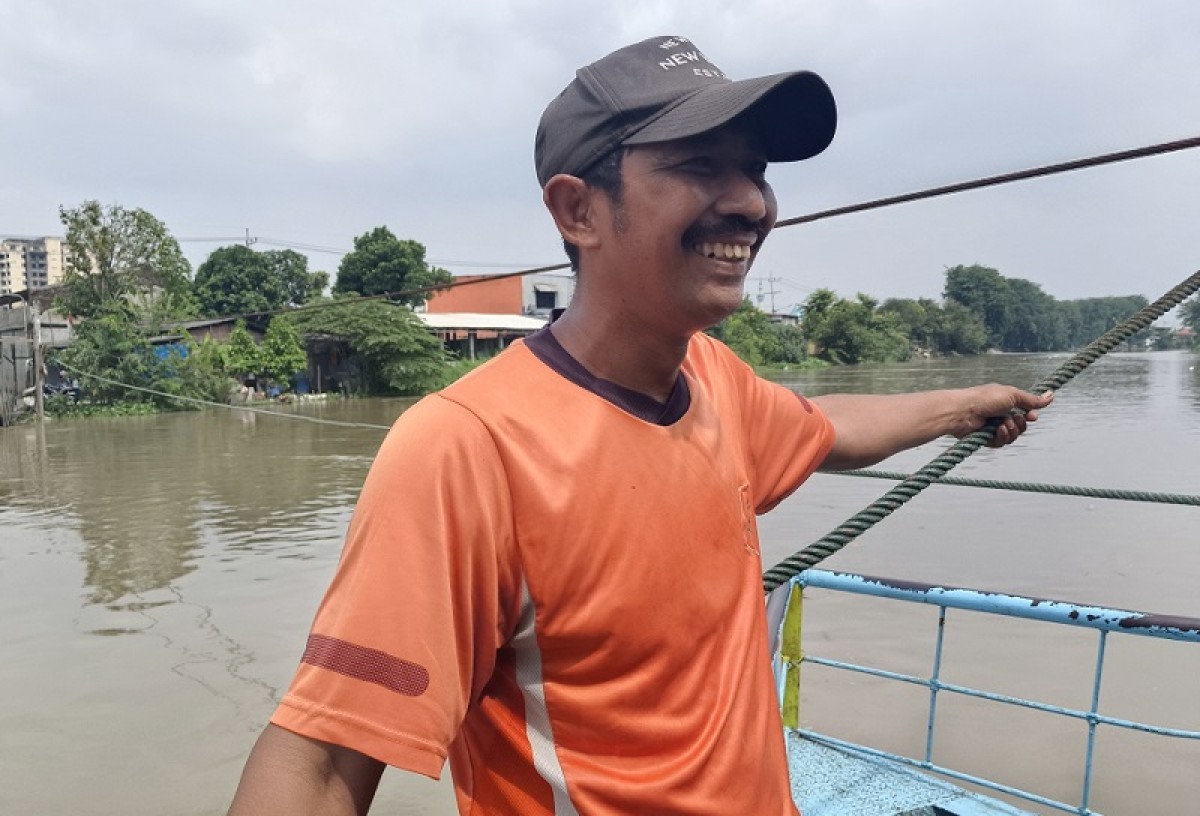 Kuncoro, penambang sekaligus pemilik perahu tambang yang beroperasi di Jalan Bonsari Raya Surabaya. (Foto: Rama Indra/jatimnow.com)
