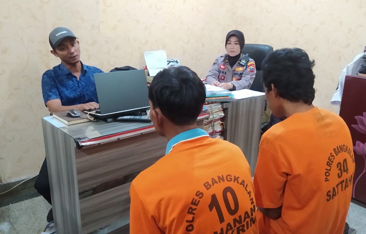 Kedua pemuda pencuri HP diamankan di Mapolres Bangkalan (Foto: Humas Polres Bangkalan for jatimnow.com)