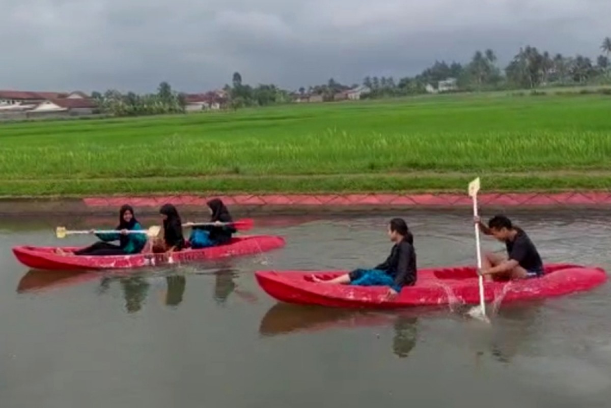 Ngabuburit balap kano aturannya bebas dan tidak boleh saling bertubrukan. (foto: Eko Purwanto/jatimnow,com)