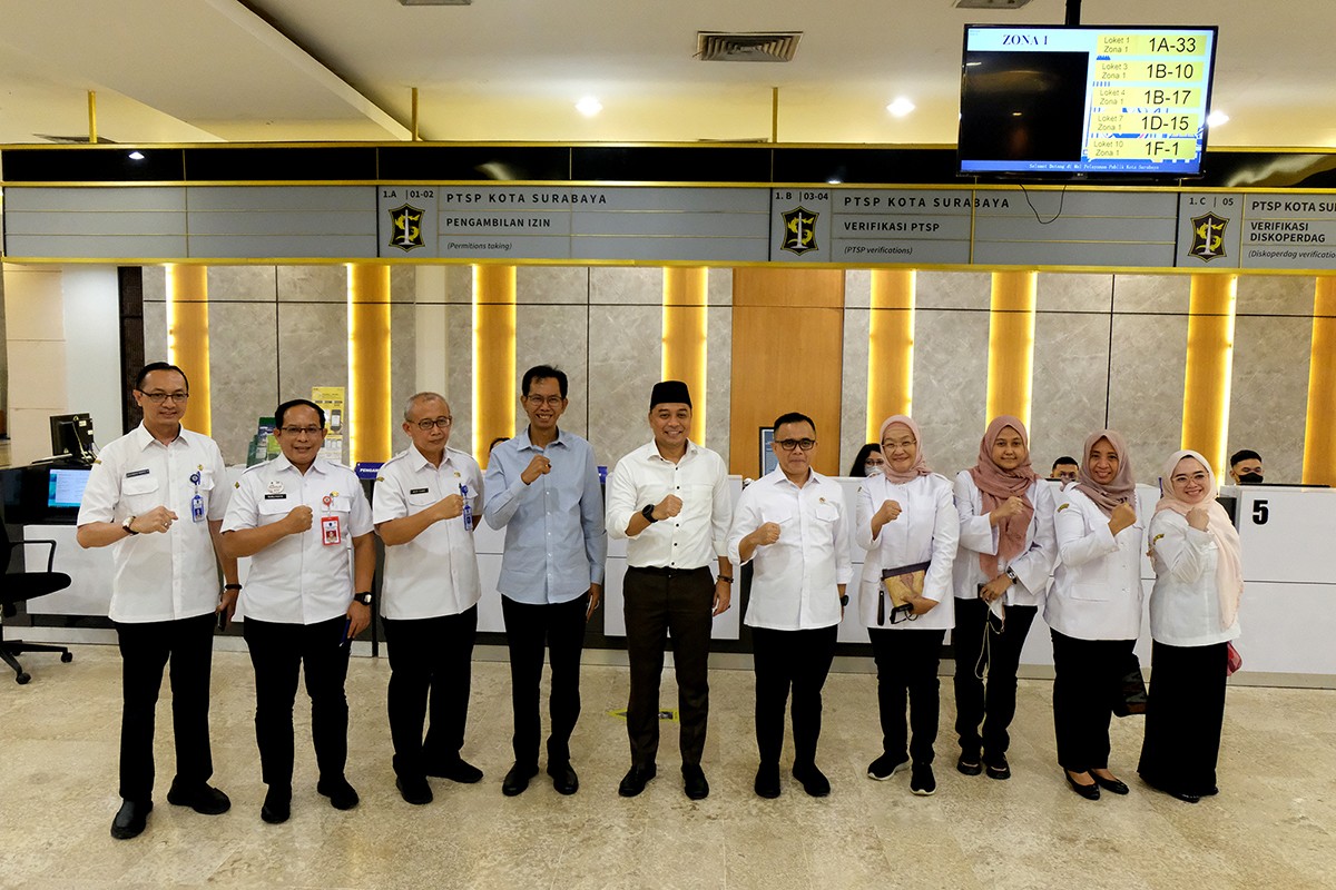 Ketua DPRD Surabaya Adi Sutarwijono dan Wali Kota Eri Cahyadi saat menerima kunjungan MenaPAN-RB, Abdullah Azwar Anas. (foto: Humas Pemkot Surabaya for jatimnow.com)