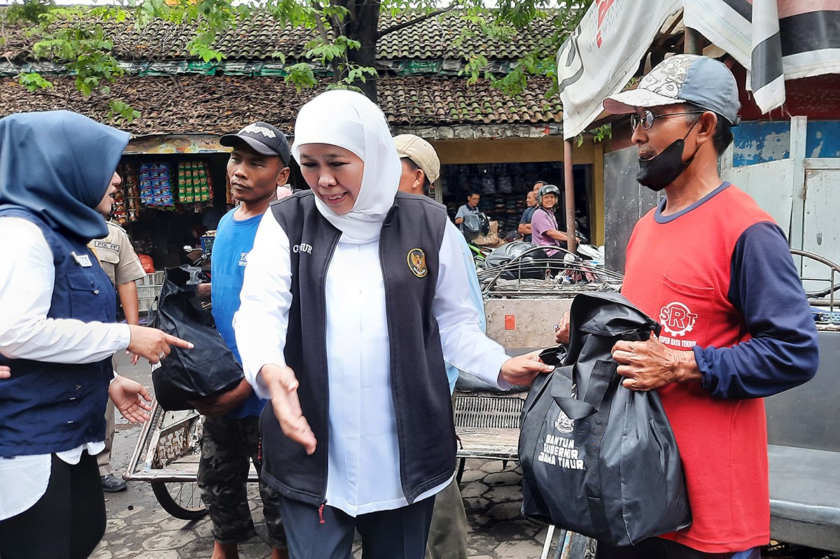 Gubernur Jatim, Khofifah Indar Parawansa turut membagikan bingkisan kepada penarik becak di Kabupaten Mojokerto di sela memantau harga kebutuhan pangan. (foto: Achmad Supriyadi/jatimnow.com)