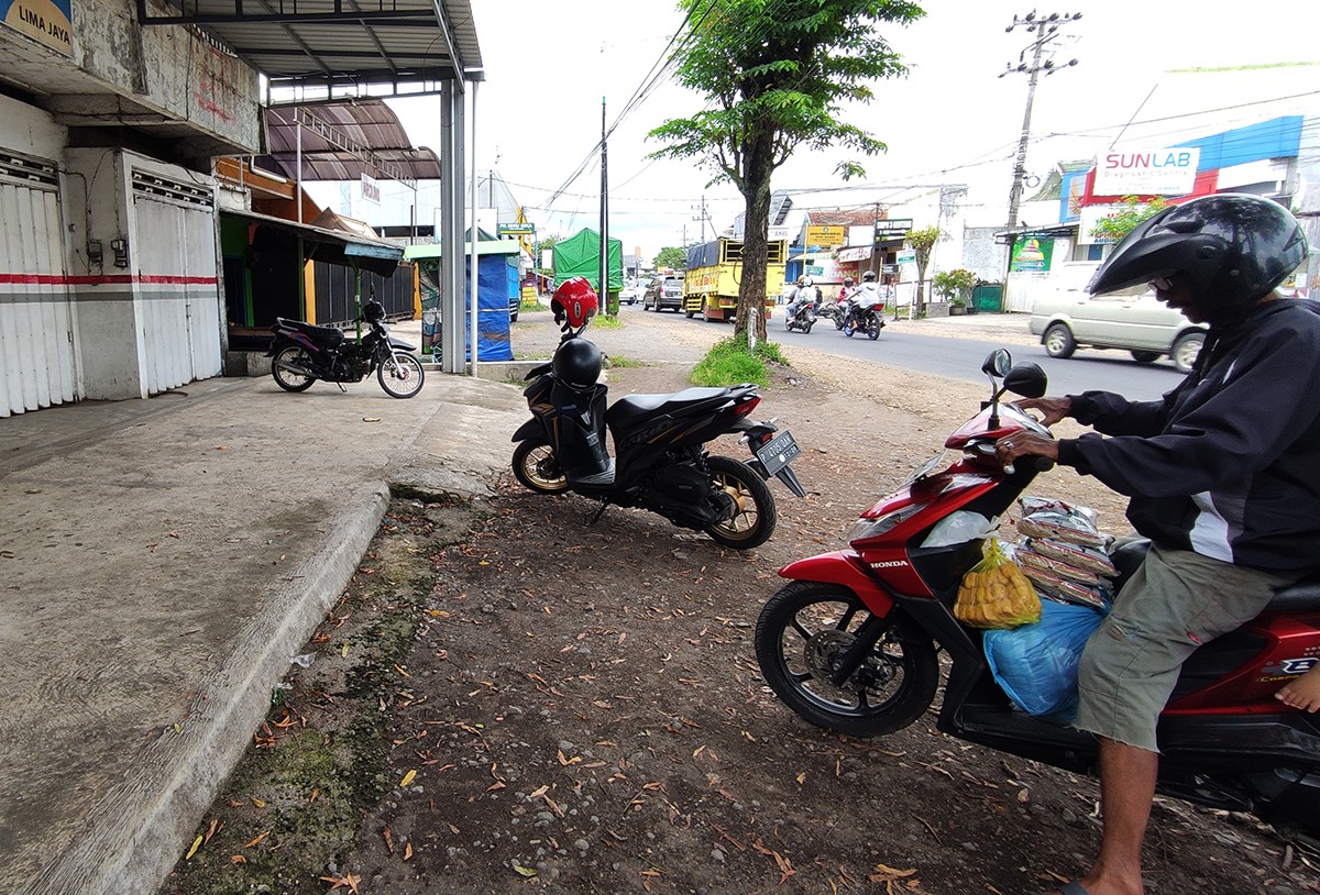 Lokasi hilangnya motor yang digondol wanita menggendong dua anak. (foto: Eko Purwanto/jatimnow.com)