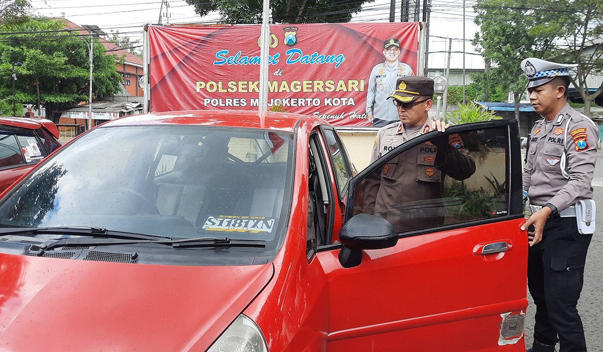 Kapolsek Magersari, Kompol Roy Aquary Prawirosastro memeriksa kondisi mobil yang digunakan balap liar. (Achmad Supriyadi/jatimnow.com)