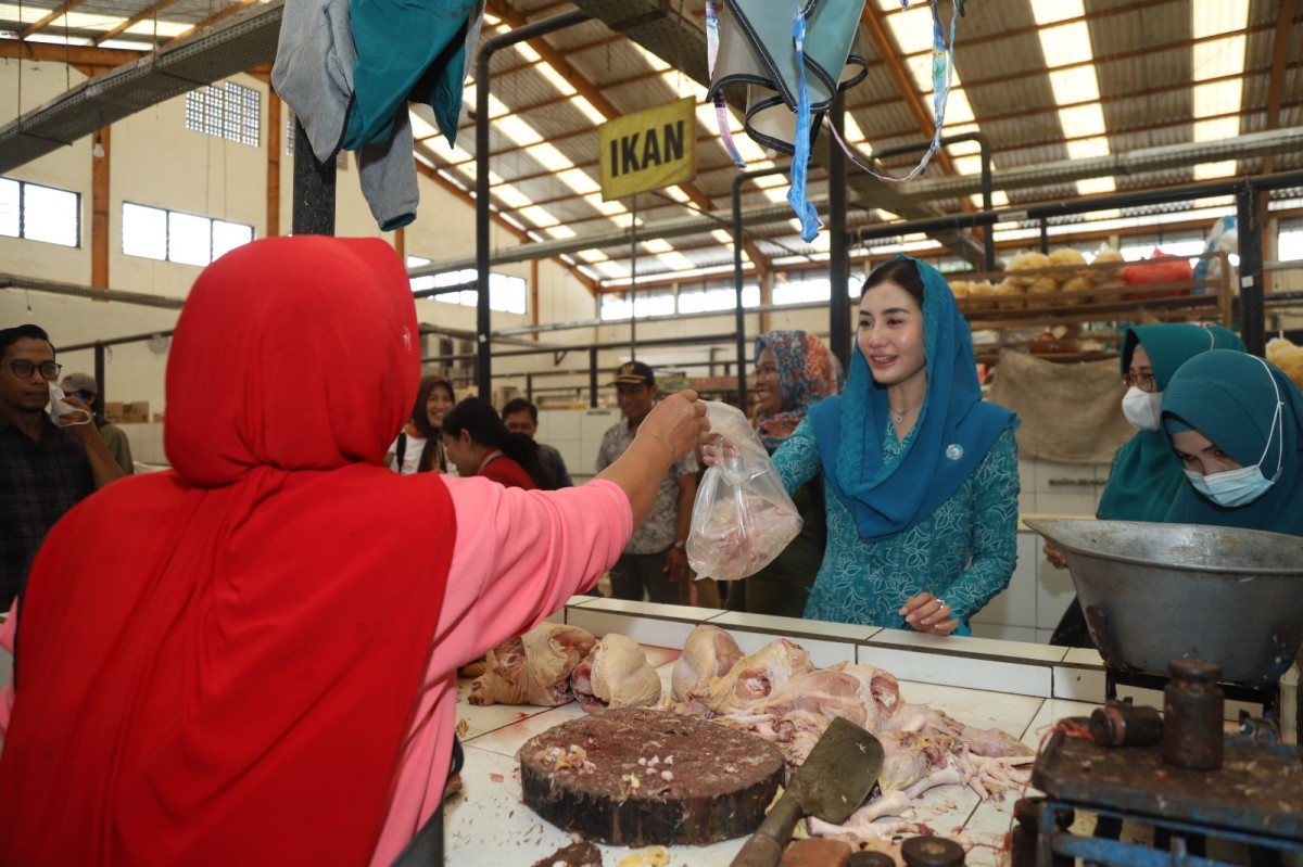 Ketua TP PKK Trenggalek, Novita Hardini tak lupa berbelanja kebutuhan di pasar tradisional. (foto: Kominfo Trenggalek for jatimnow.com)