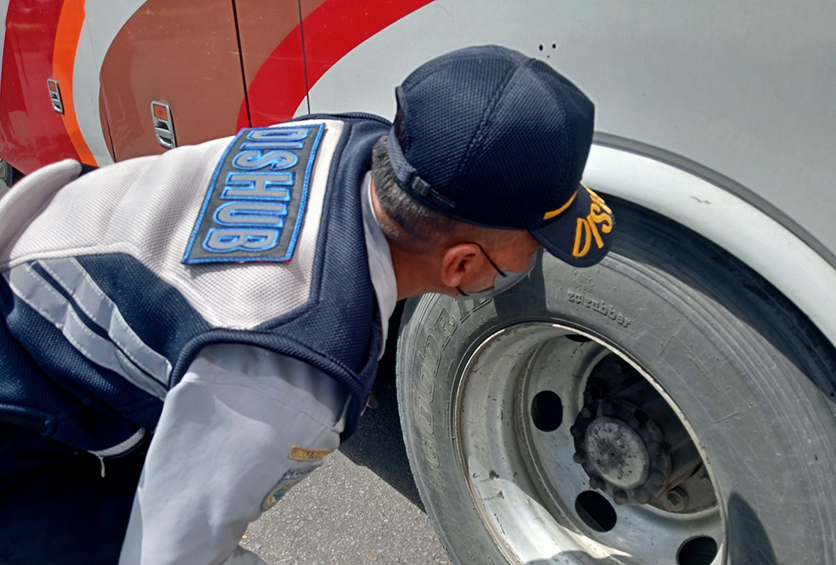 Ditemukan tiga bus yang menggunakan ban bekas dalam operasi gabungan kesiapan angkutan lebaran di Jombang. (foto: Elok Aprianto/jatimnow.com)