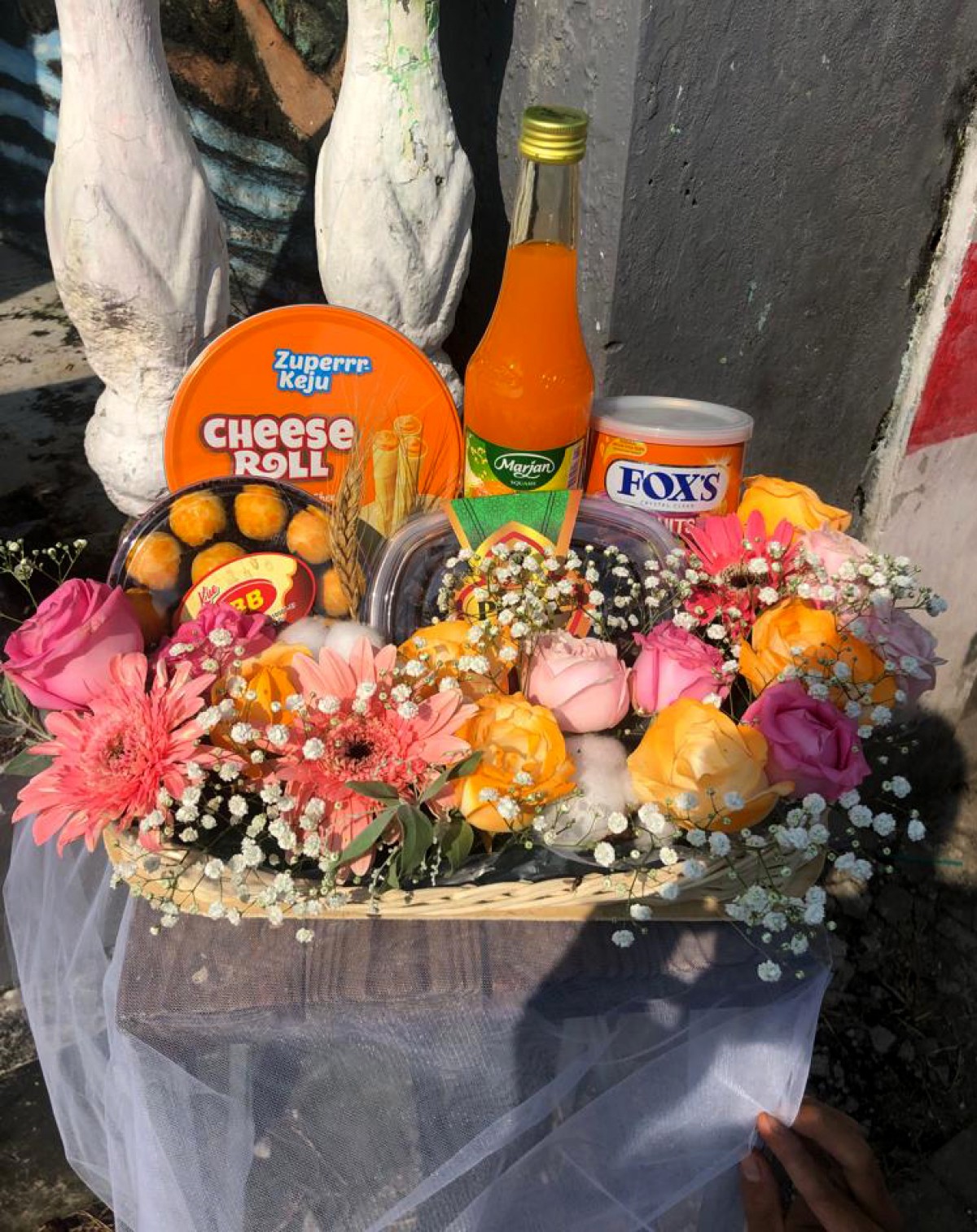 Salah satu kemasan parcel yang dibuat Sondi. (foto: Moch Rois/jatimnow.com)