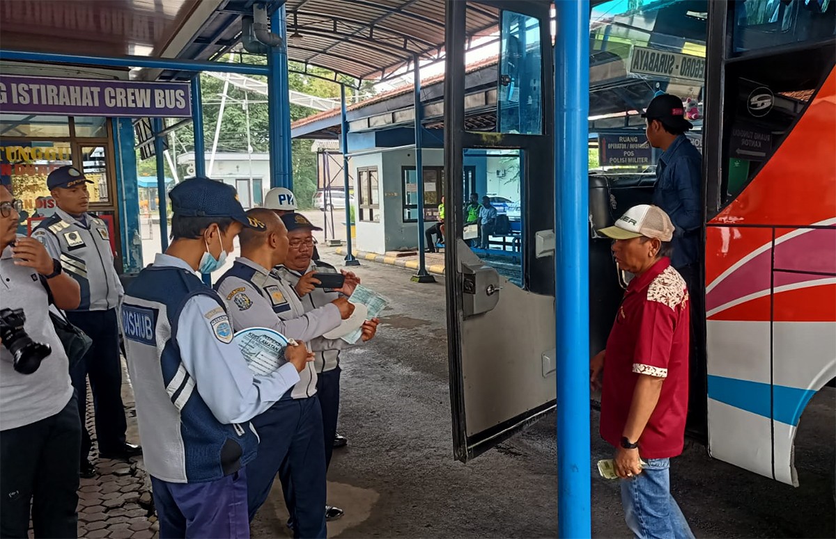 Petugas memeriksa kelengkapan surat angkutan lebaran di Terminal Lamongan, Kamis (13/4/2023). (foto: Adyad Ammy Iffansah/jatimnow.com)