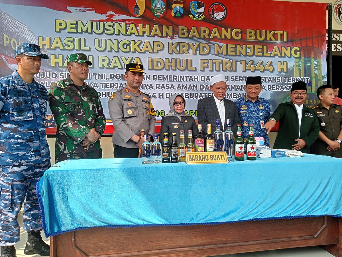 Bupati Jombang, Mundjidah Wahab mengapresiasi polisi yang telah mengamankan dan memusnahkan ribuan botol miras. (foto: Elok Aprianto/jatimnow.com)