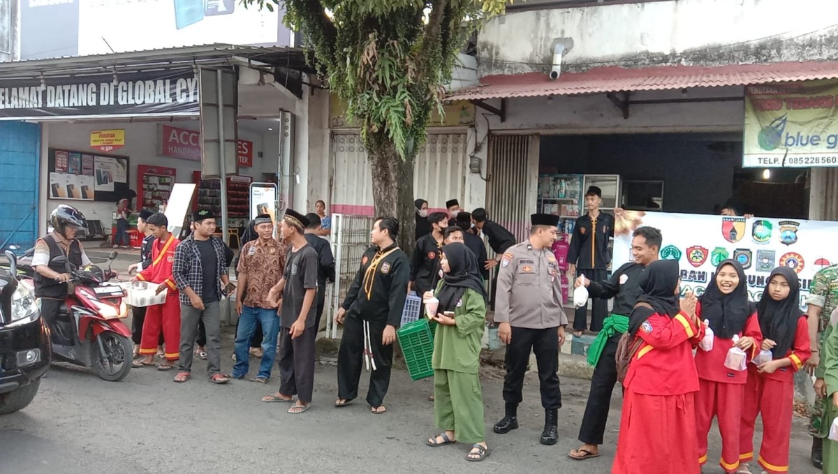 Terdapa delapan perguruan silat membagikan takjil bersama di Kecematan Srono, Banyuwangi. (foto: Eko Purwanto/jatimnow.com)