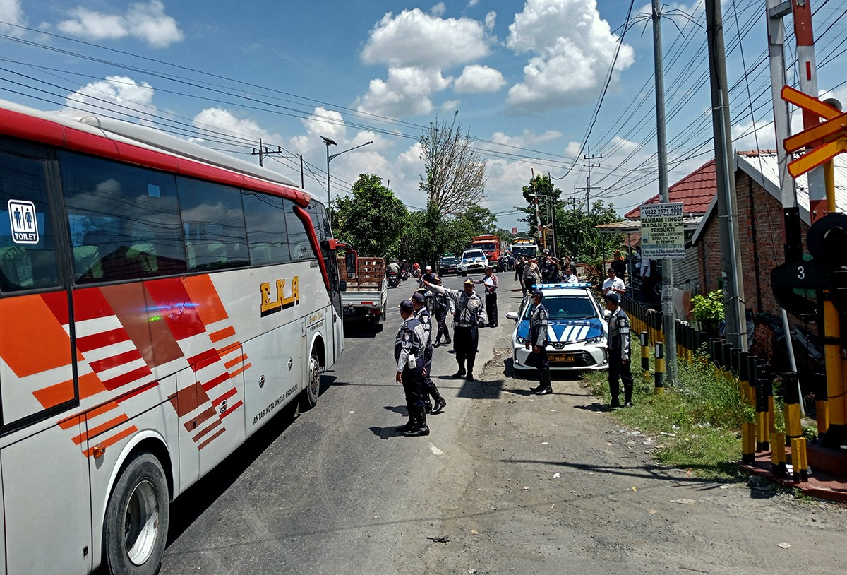 Petugas gabungan melakukan pemeriksaan terhadap enam titik perlintasan KA tanpa palang pintu. (foto: Elok APrianto/jatimnow.com)