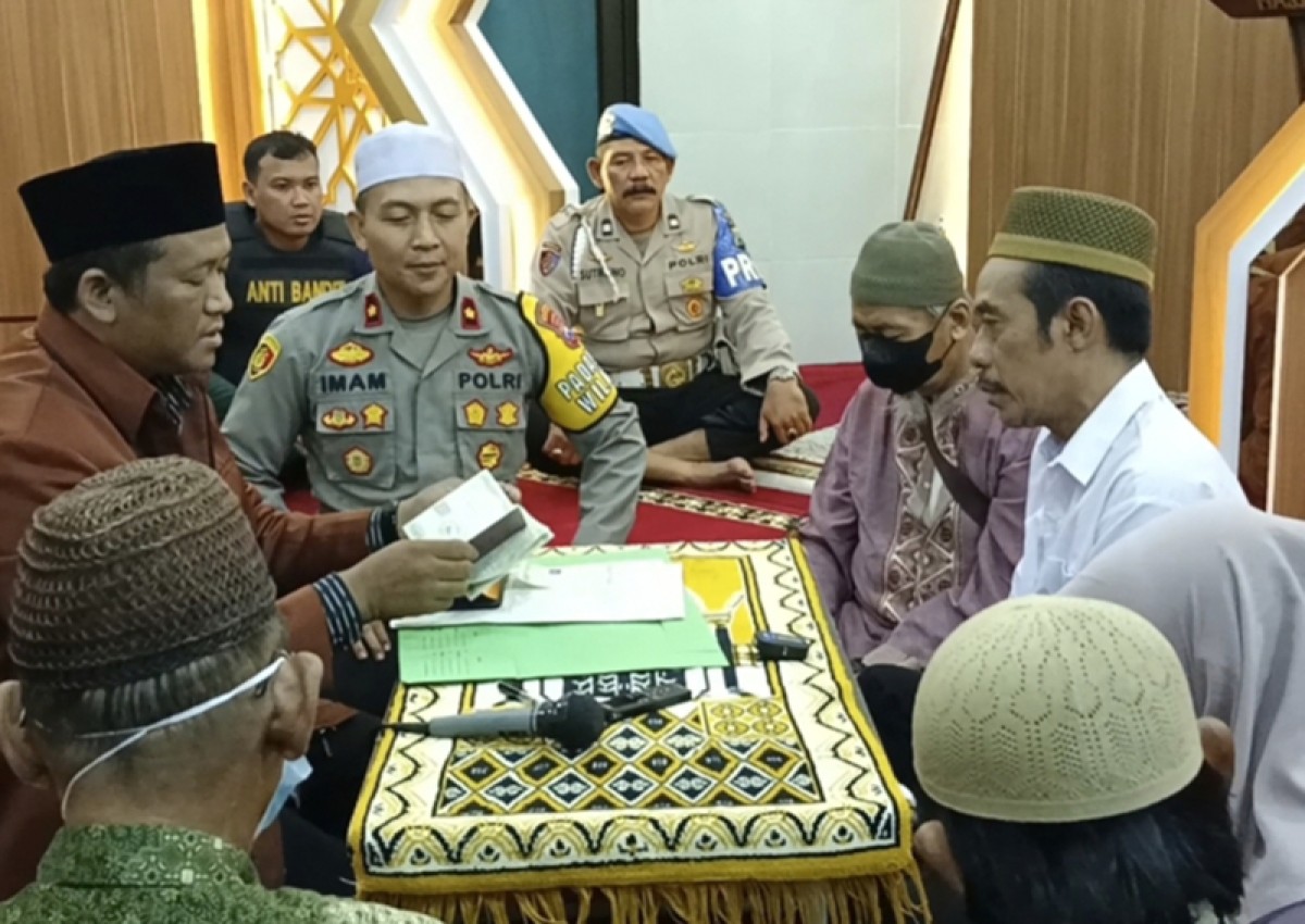 Kapolsek Tegalsari Kompol Imam Mustholih menjadi saksi pernikahan Khairul Huda, yang berstatus tahanan dengan mempersunting Puji Astuti. (foto: Rama Indra Surya/jatimnow.com)