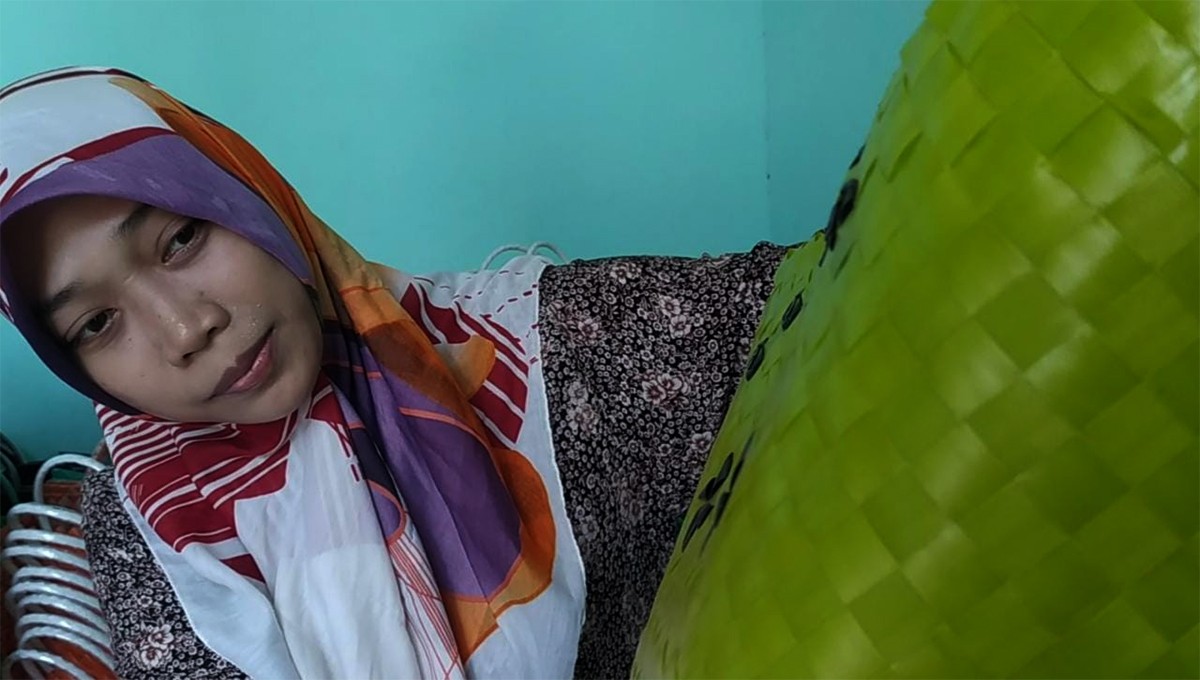 Lompatan produksi tas plastik mencapai tiga kali lipat sepanjang Ramadan 2023. (foto: Elok Aprianto/jatimnow.com)