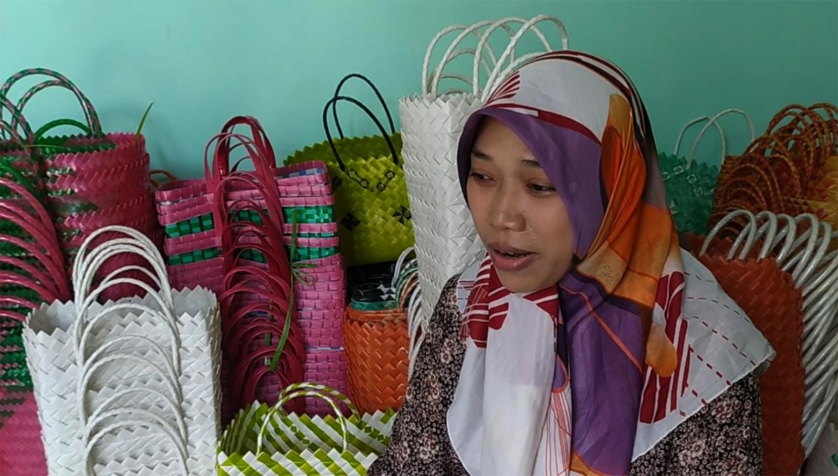 Citra Astari menjelaskan proses produksi pembuatan tas anyaman plastik. (foto: Elok Aprianto/jatimnow.com)
