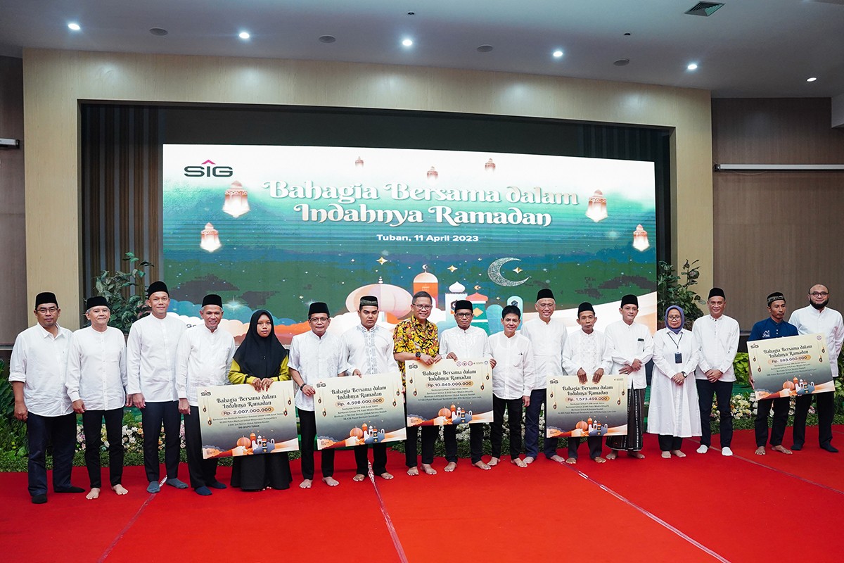 SIG Menyalurkan bantuan tersebar di tujuh provinsi selama Safari Ramadan. (foto: SIG for jatimnow.com)