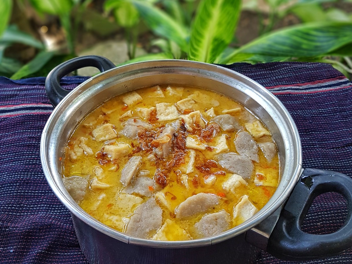 Sajian tahu dan kaldu bersantan yang lezat.