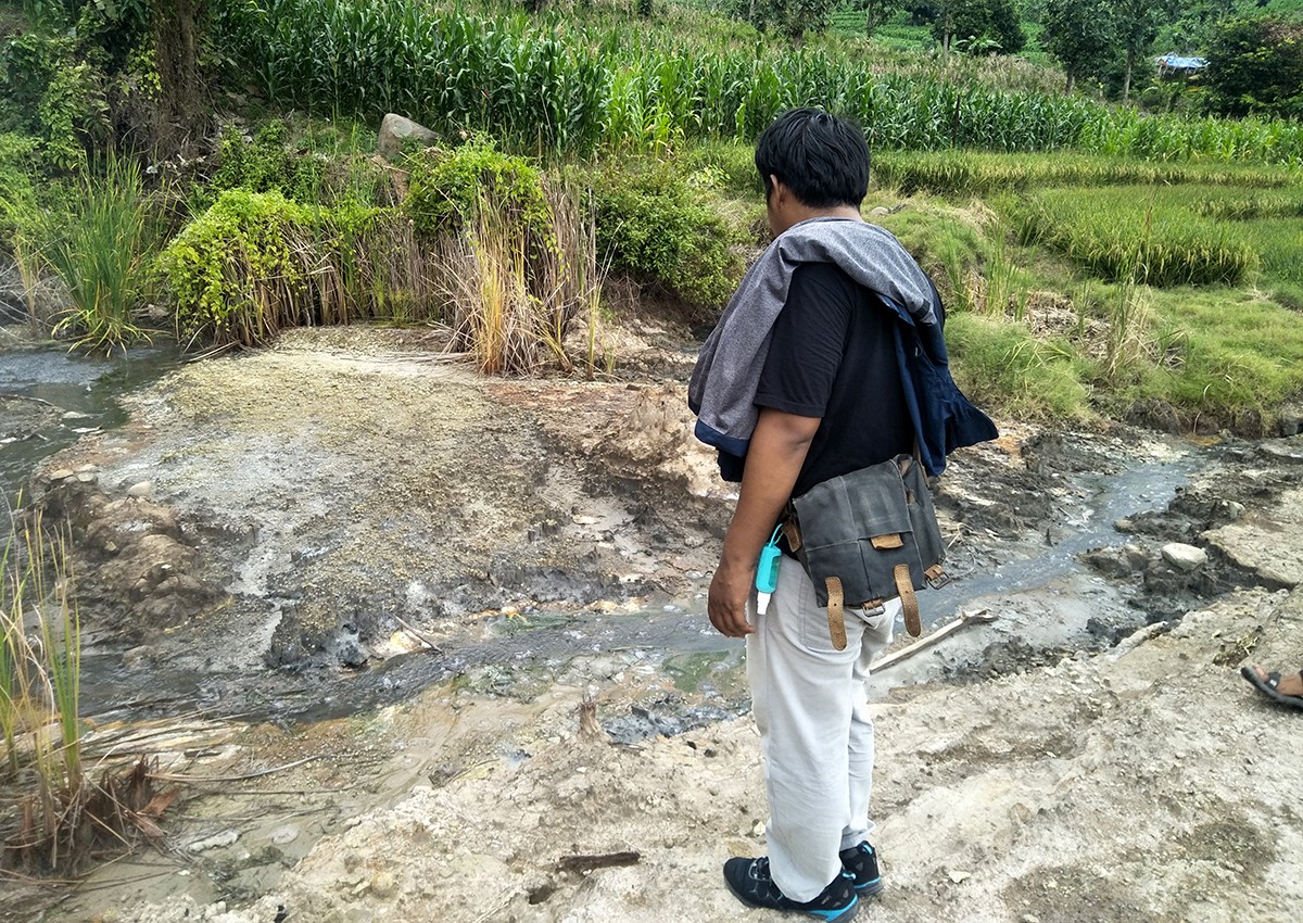 Salah satu warga menunjuk titik semburan. (foto: Misbahul Munir/jatimnow.com)