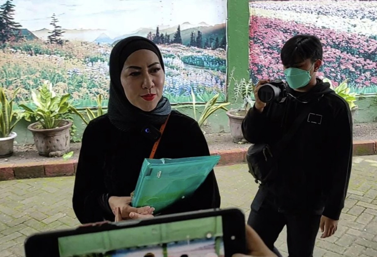 Venna Melinda saat memasuki ruang sidang di PN Kediri. (foto: Yanuar Dedy/jatimnow.com)