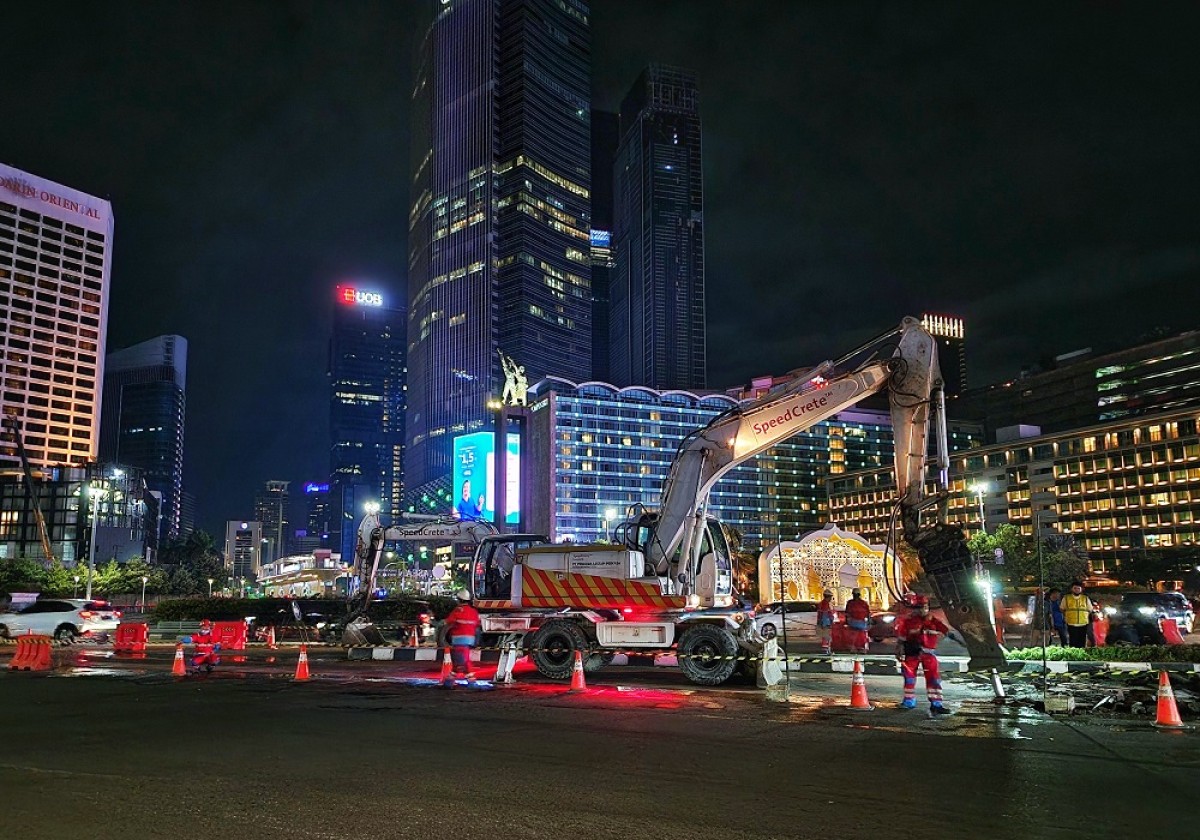 Proses pengerjaan perbaikan jalur TransJakarta Koridor 1 menggunakan teknologi beton cepat kering Speed Crete.