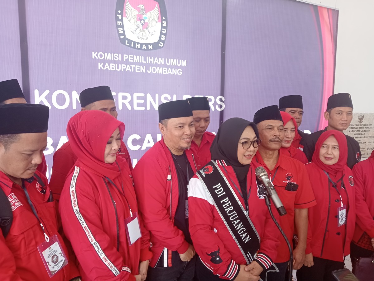 Ketua DPC PDIP Jombang, Sadarestuwati beserta jajarannya usai mengantar berkas bacaleg.(Elok Aprianto/jatimnow.com)