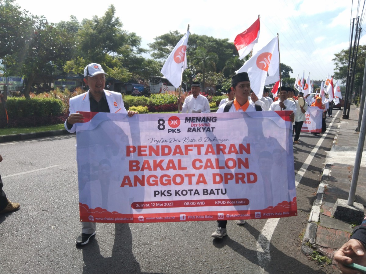 Rombongan kader PKS Kota Batu menuju KPU Kota Batu di Jalan Sultan Agung (Foto: Galih Rakasiwi/jatimnow.com)