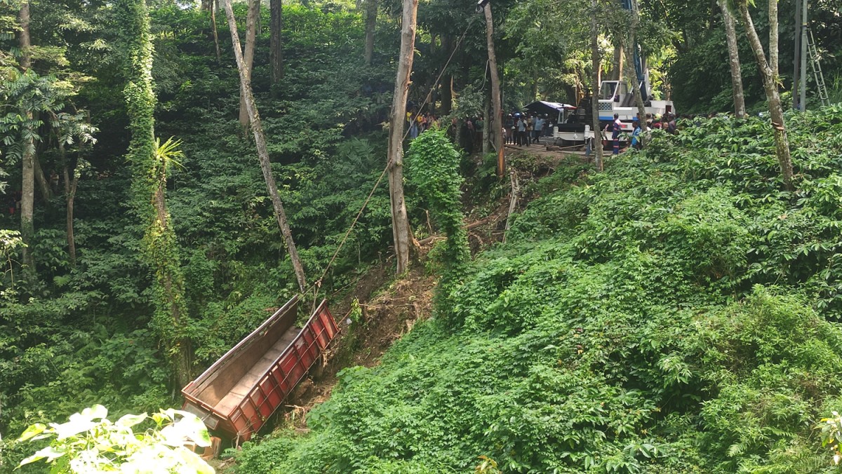 Proses evakuasi truk menggunakan crane.