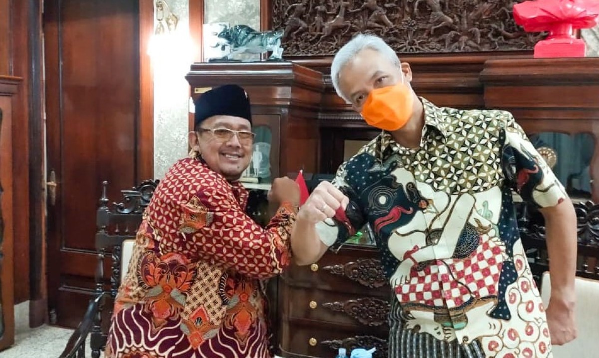Ganjar Pranowo bersama Koordinator Relawan Ganjar Jawa Timur, Mat Mochtar. (foto:Edwin for jatimnow.com)