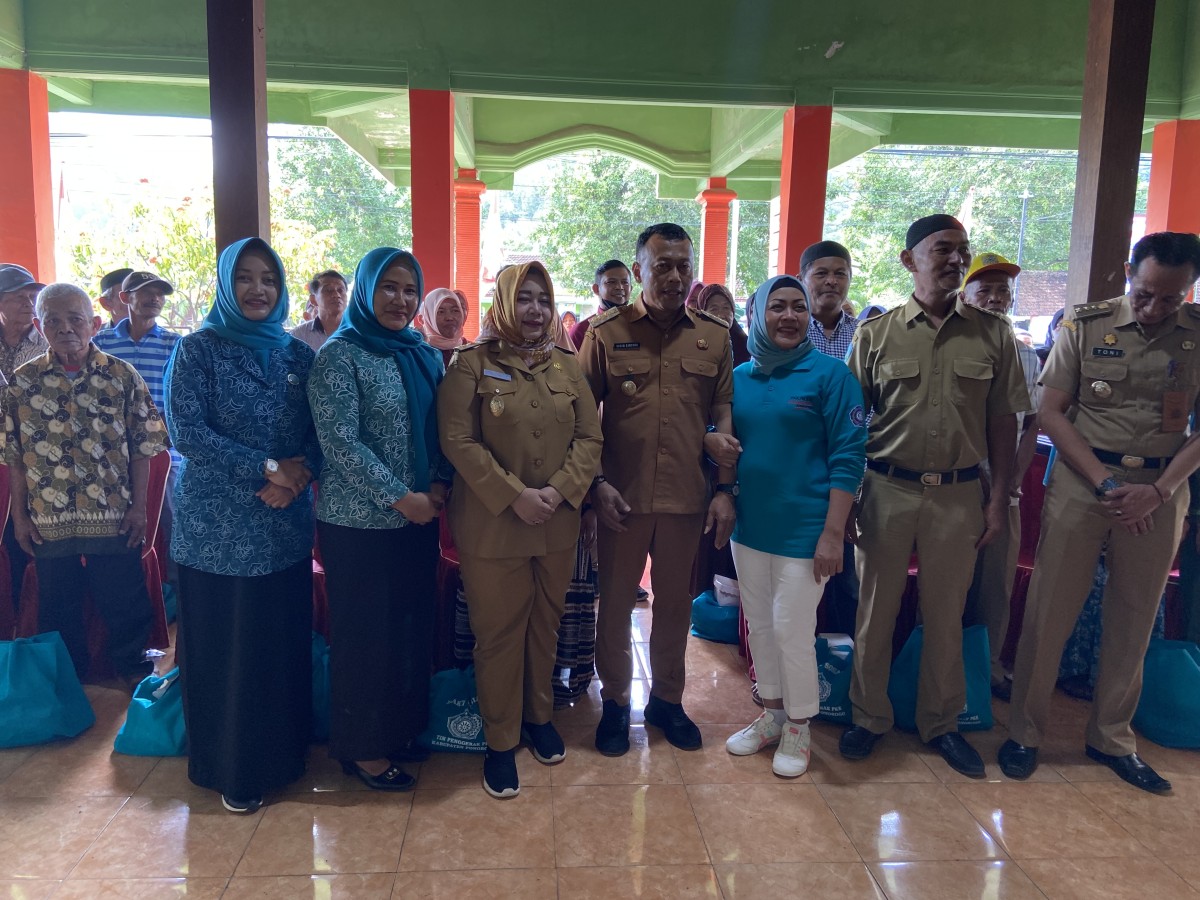 Bupati Sugiri Sancoko turut hadir saat bakti sosial inisiasi TP PKK Kab. Ponorogo.