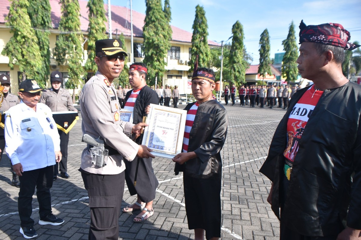 Kapolres Situbondo menyerahkan penghargaan. (Foto: Humas Polres Situbondo)