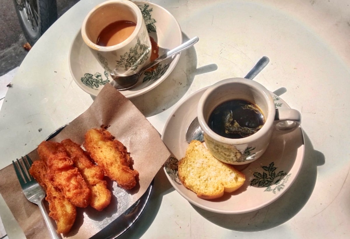 Sajian ala kopitiam sebagai menu sarapan. (Foto: Dita for jatimnow.com)