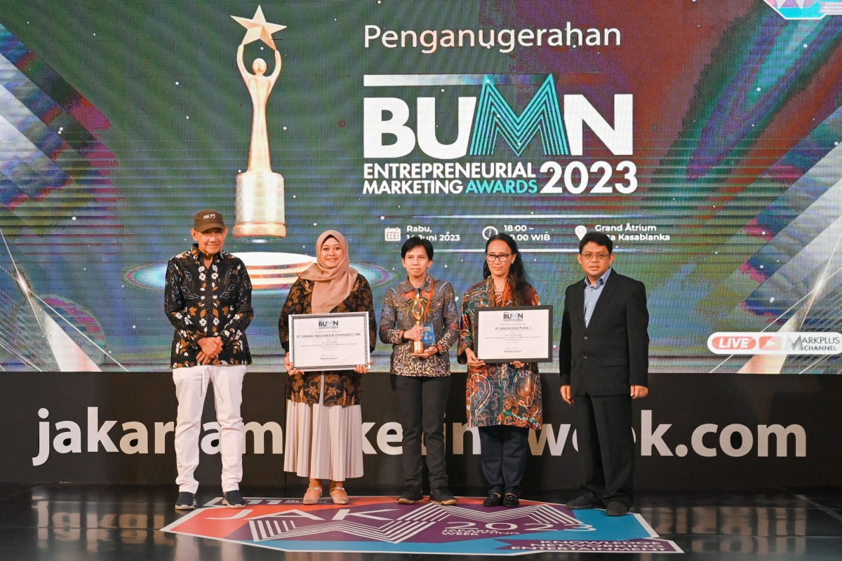 General Manager of Product Management SIG, Sasha Media (kedua kiri) bersama perwakilan perusahaan penerima penghargaan The Most Promising Company In Branding Campaign kategori Perusahaan BUMN pada ajang BUMN Entrepreneurial Marketing Awards 2023 di Grand Atrium Kota Kasablanka, Jakarta, Rabu (14/06).