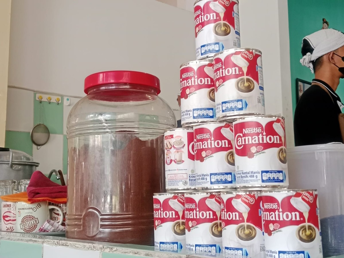 Toples besar bubuk kopi di Xiang Jia Kopitiam, bukti ramainya pembeli kopi.