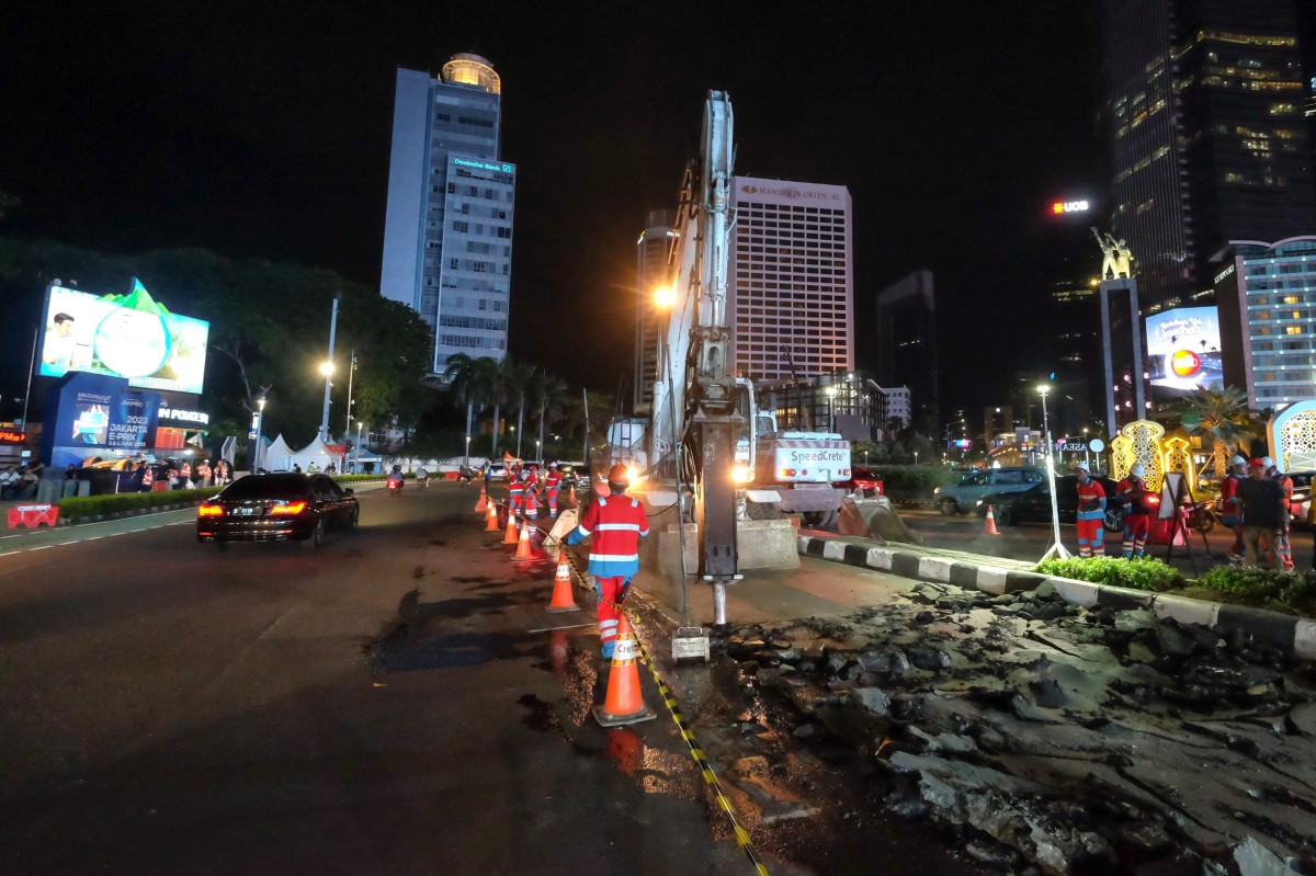 Proses rekonstruksi jalur bus TransJakarta Koridor 1 di Bundaran HI menggunakan beton cepat kering (SpeedCrete).