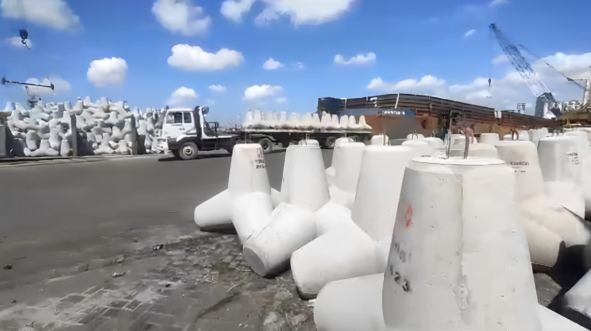 Proses pengiriman tetrapod produksi PT Varia Usaha Beton ke Raja Ampat melalui Pelabuhan Tanjung Perak, Surabaya, Jawa Timur. (Foto: SIG for jatimnow.com)