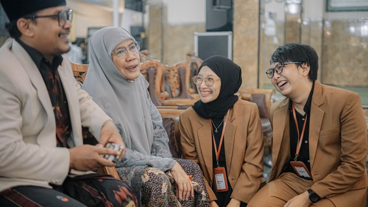 Tiyomarte dan istri (kanan) bersama Umi Badriyah Djazuli, Ponpes Al Falah Ploso.