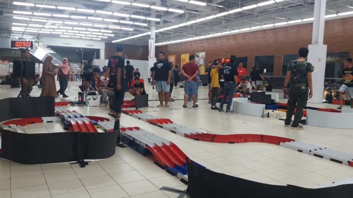 Sirkuit balap mobil mini 4WD. (Ni'am Kurniawan for jatimnow.com) 