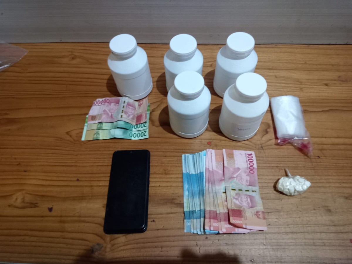 Barang bukti yang disita polisi. (Foto: Humas Polres Situbondo for jatimnow.com)