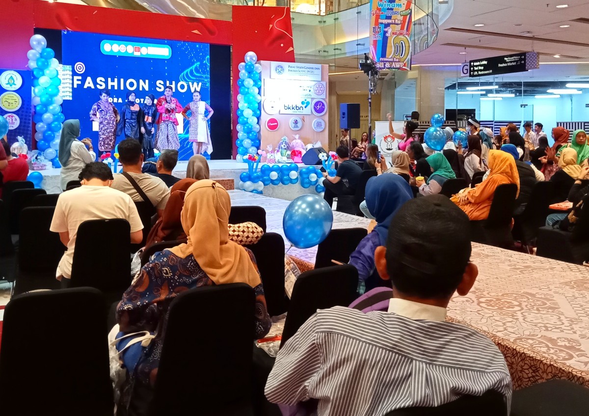 Fashion show dalam rangkaian perayaan HAN 2023 yang digelar YKAI Jawa Timur di Grand City Mall Surabaya. (Foto: Ahaddiini HM/jatimnow.com)
